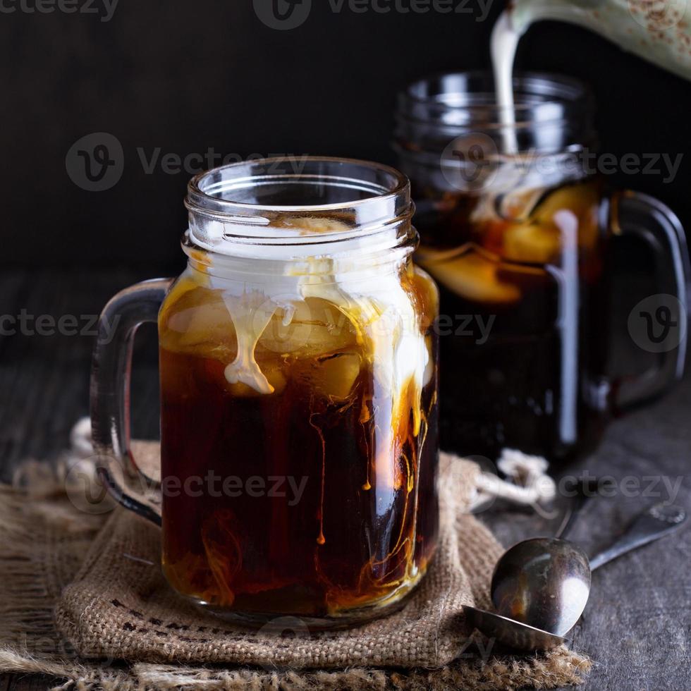 café helado con leche en tarros de albañil foto