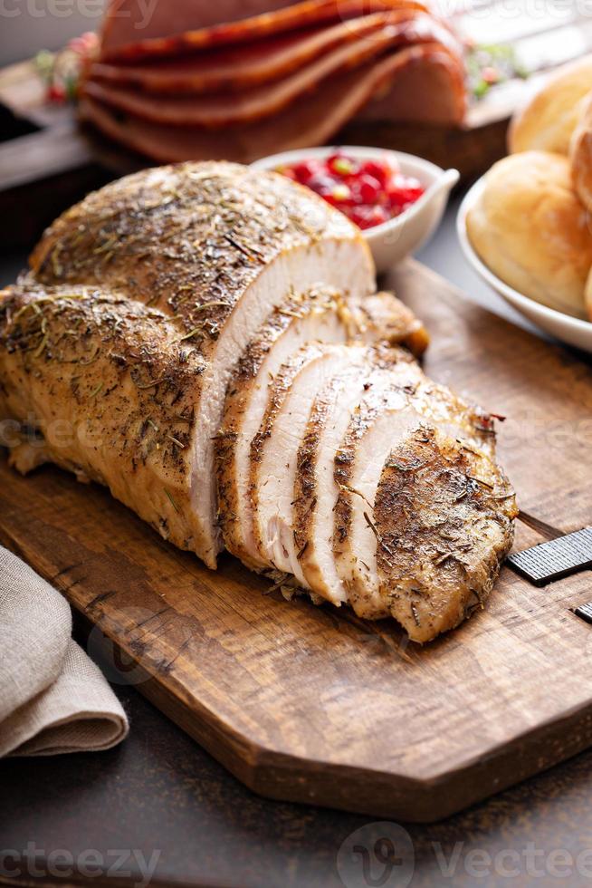 Roasted turkey breast sliced 15746669 Stock Photo at Vecteezy