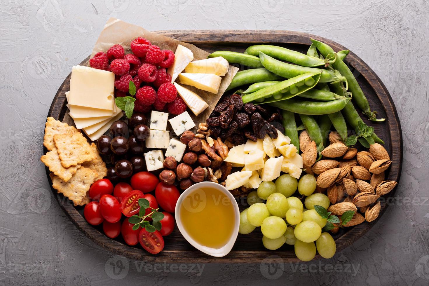 plato de queso con verduras y frutas frescas foto