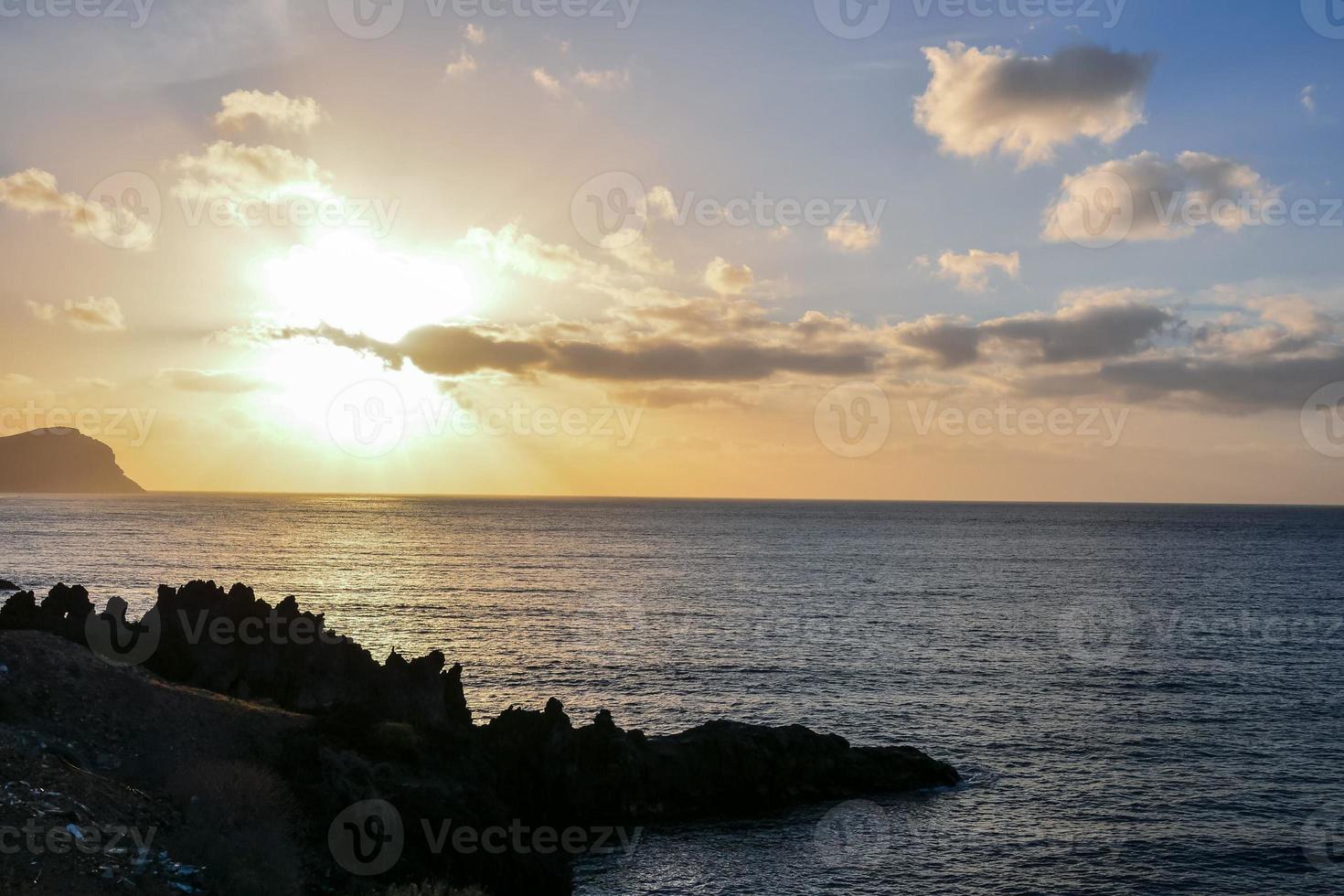 puesta de sol sobre el océano foto