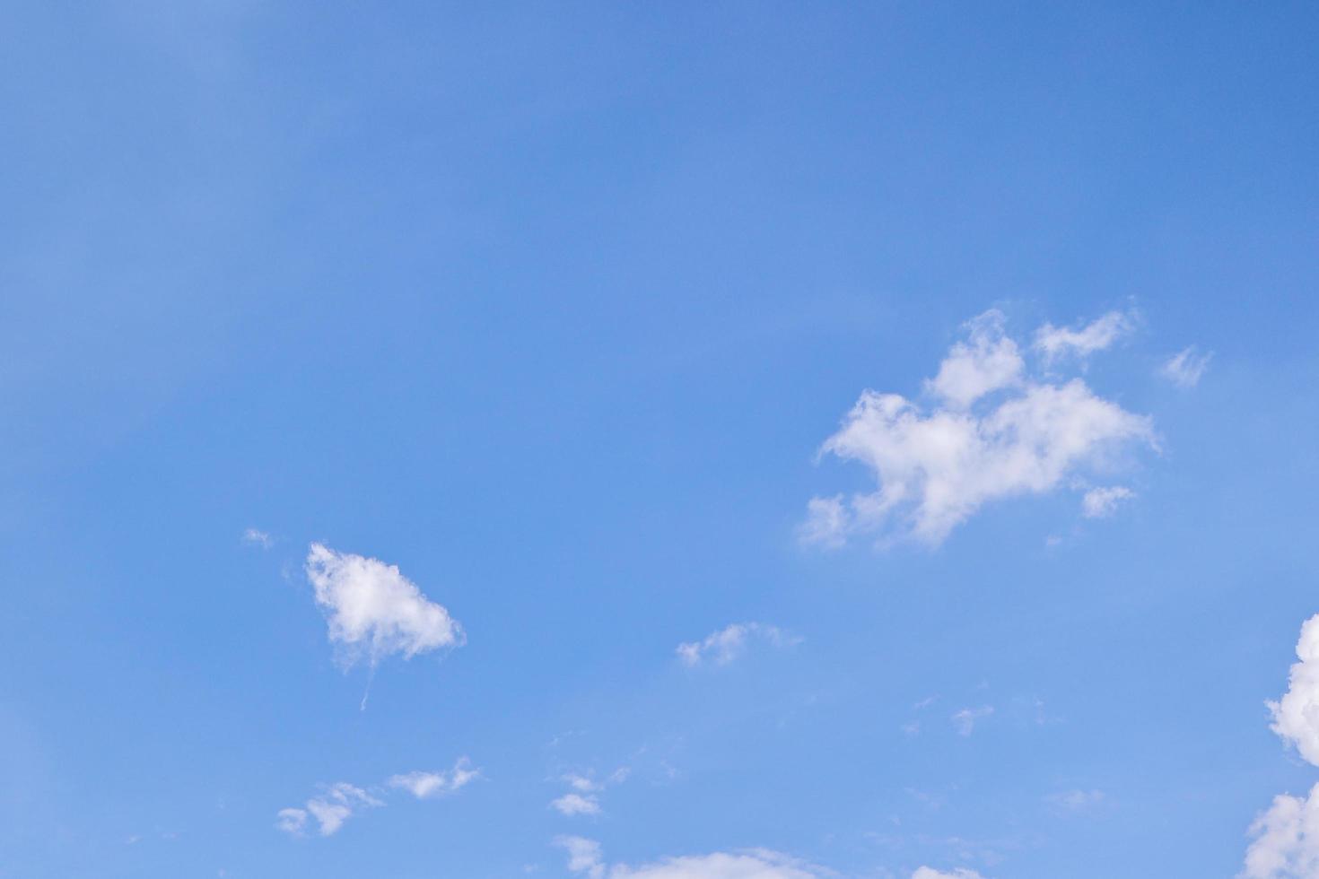 belleza de verano nubes de gradiente azul con nubes claras bajo el sol calma brillante clima de invierno paisaje turquesa brillante durante el día, desenfoque de movimiento, ruido y ganancia. foto