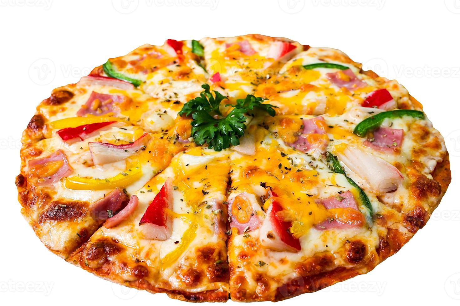 pizza con palitos de cangrejo, jamón y queso, foto de muy alta calidad sobre fondo blanco.