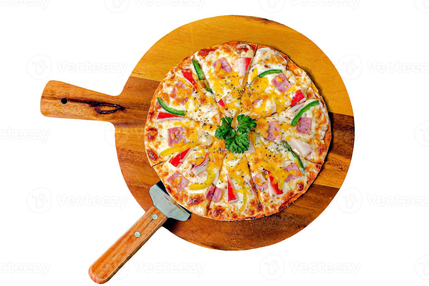 pizza con palitos de cangrejo, jamón y queso en bandeja de madera, foto de muy alta calidad sobre fondo blanco