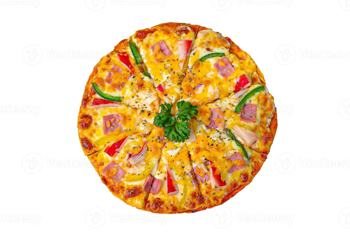 pizza con palitos de cangrejo, jamón y queso, foto de muy alta calidad sobre fondo blanco.