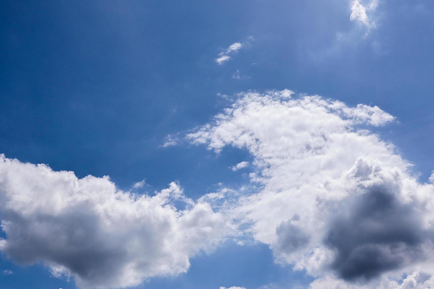 belleza de verano nubes de gradiente azul con nubes claras bajo el sol calma brillante clima de invierno paisaje turquesa brillante durante el día, desenfoque de movimiento, ruido y ganancia. foto