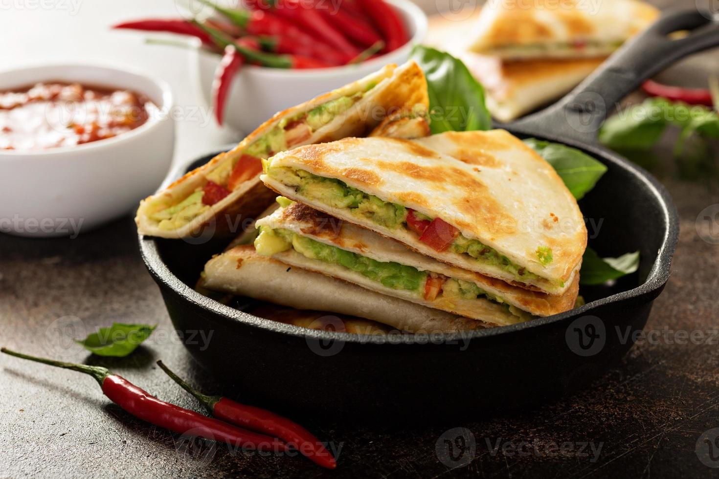 quesadillas veganas con aguacate y pimientos rojos foto