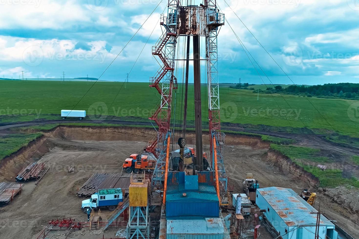 plataforma de perforación para la perforación de pozos de petróleo. equipo para la perforación de pozos de petróleo y gas. foto