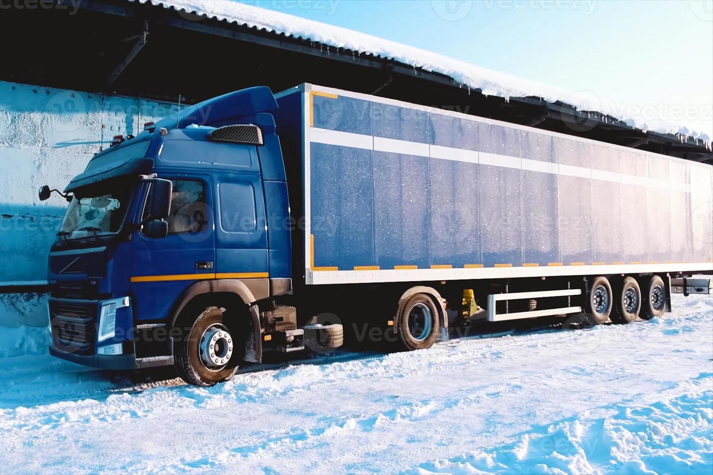 camión grande con vagón de remolque. transporte de carga en un contenedor en un camión. foto