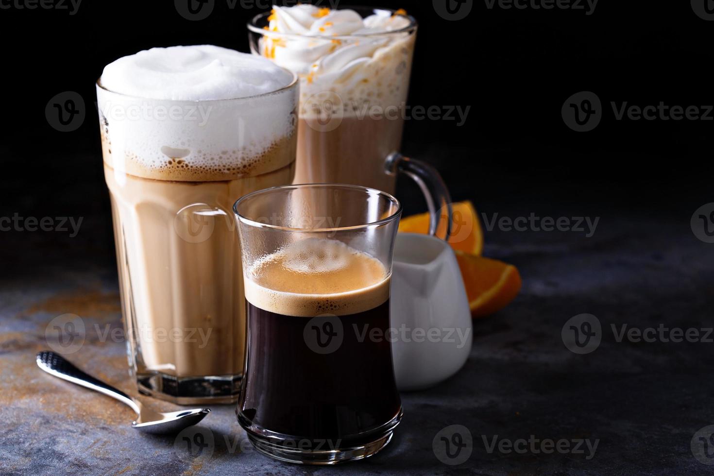 café con leche, espresso negro y café vienés foto