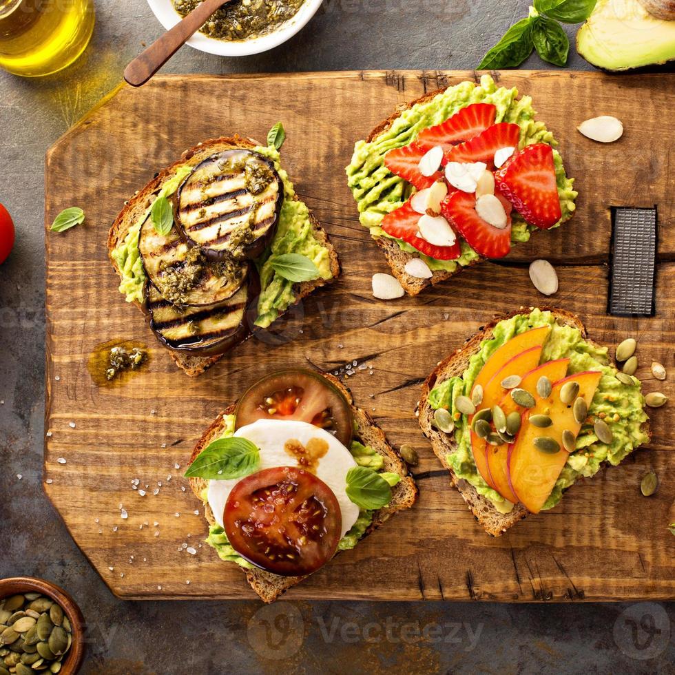 variedad de tostadas de aguacate en una tabla para cortar foto