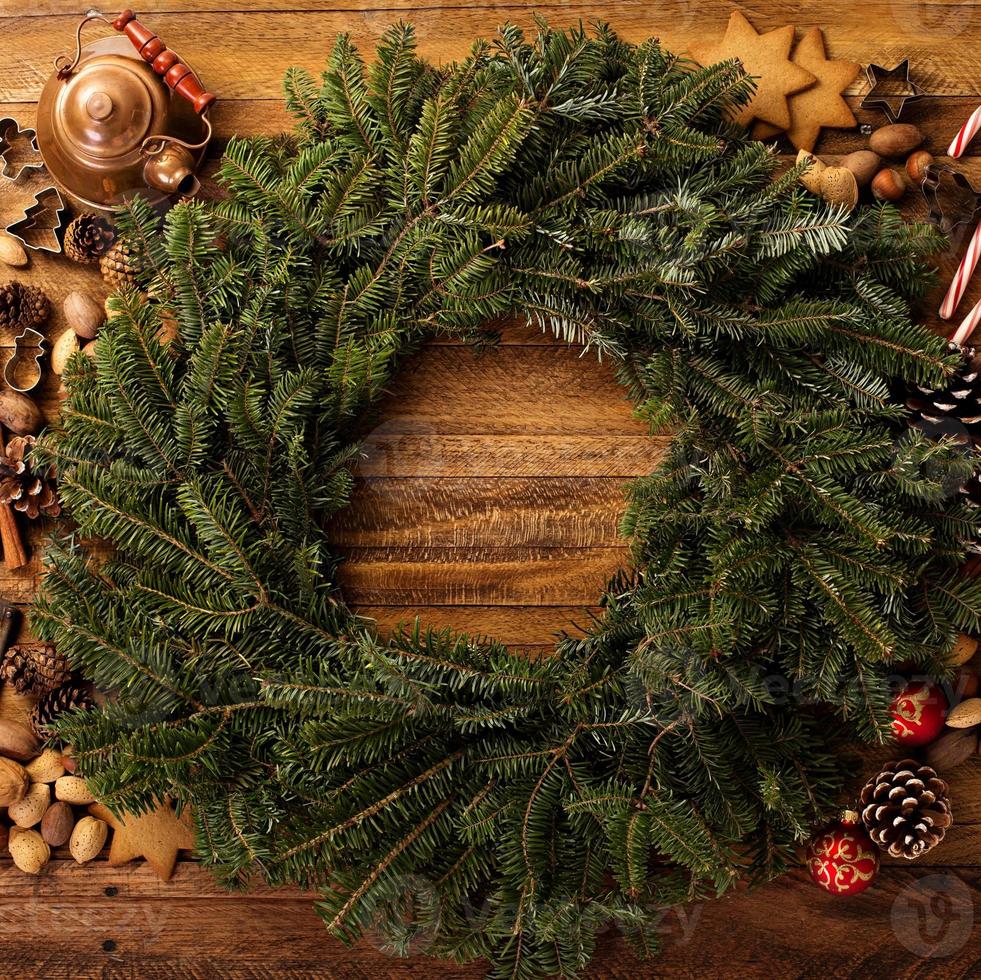 corona de pino de navidad con especias y conos de caramelo foto