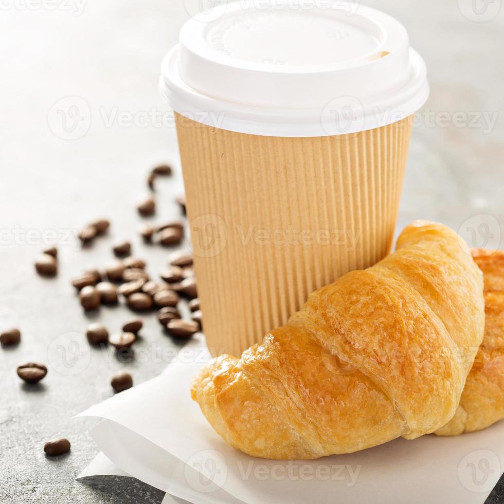 croissants con café para llevar foto