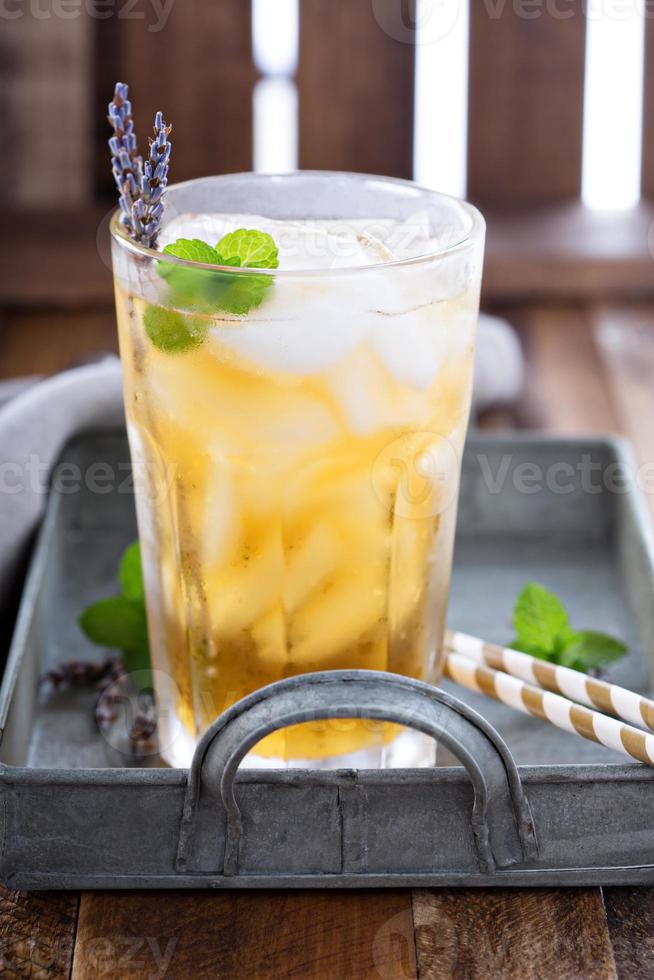 té helado de lavanda en vaso alto foto