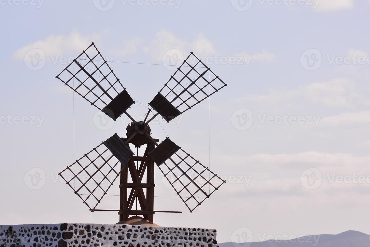 molino de viento tradicional bajo un cielo azul claro foto