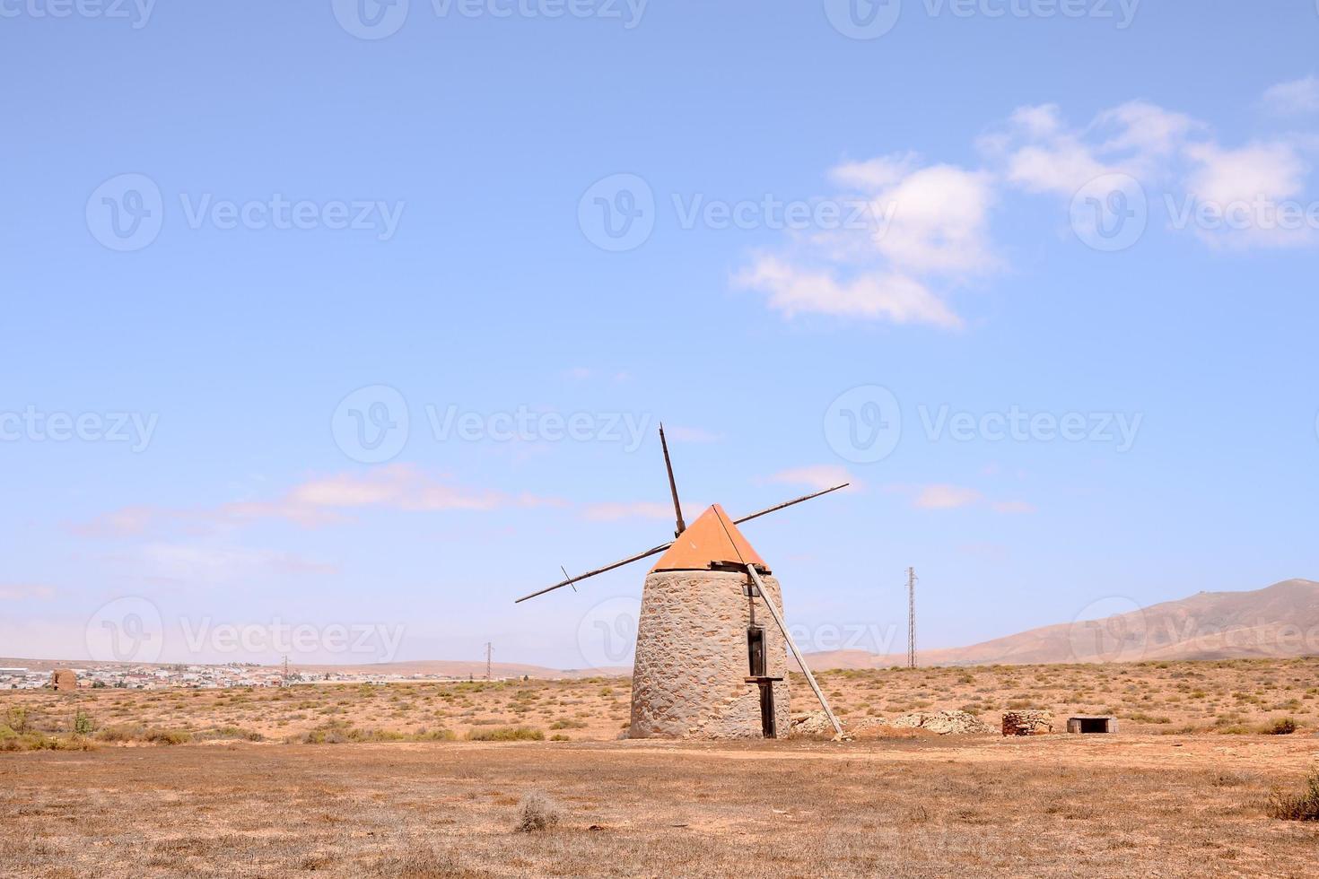 molino de viento tradicional bajo un cielo azul claro foto