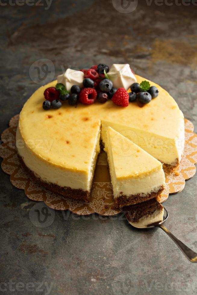 tarta de queso de nueva york en un puesto de pasteles foto