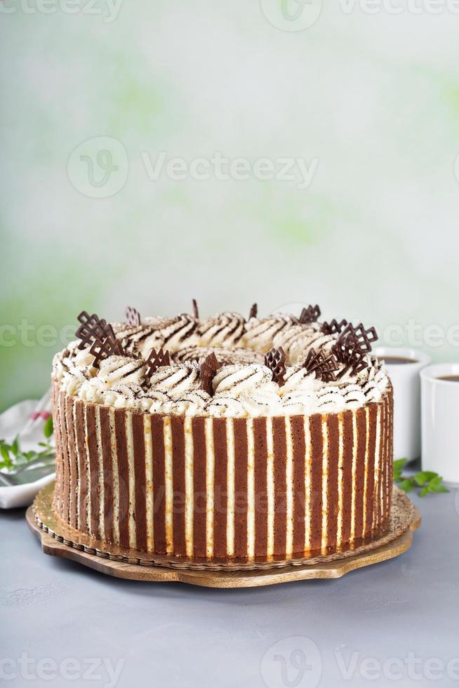 tarta de tiramisú con decoración de chocolate foto