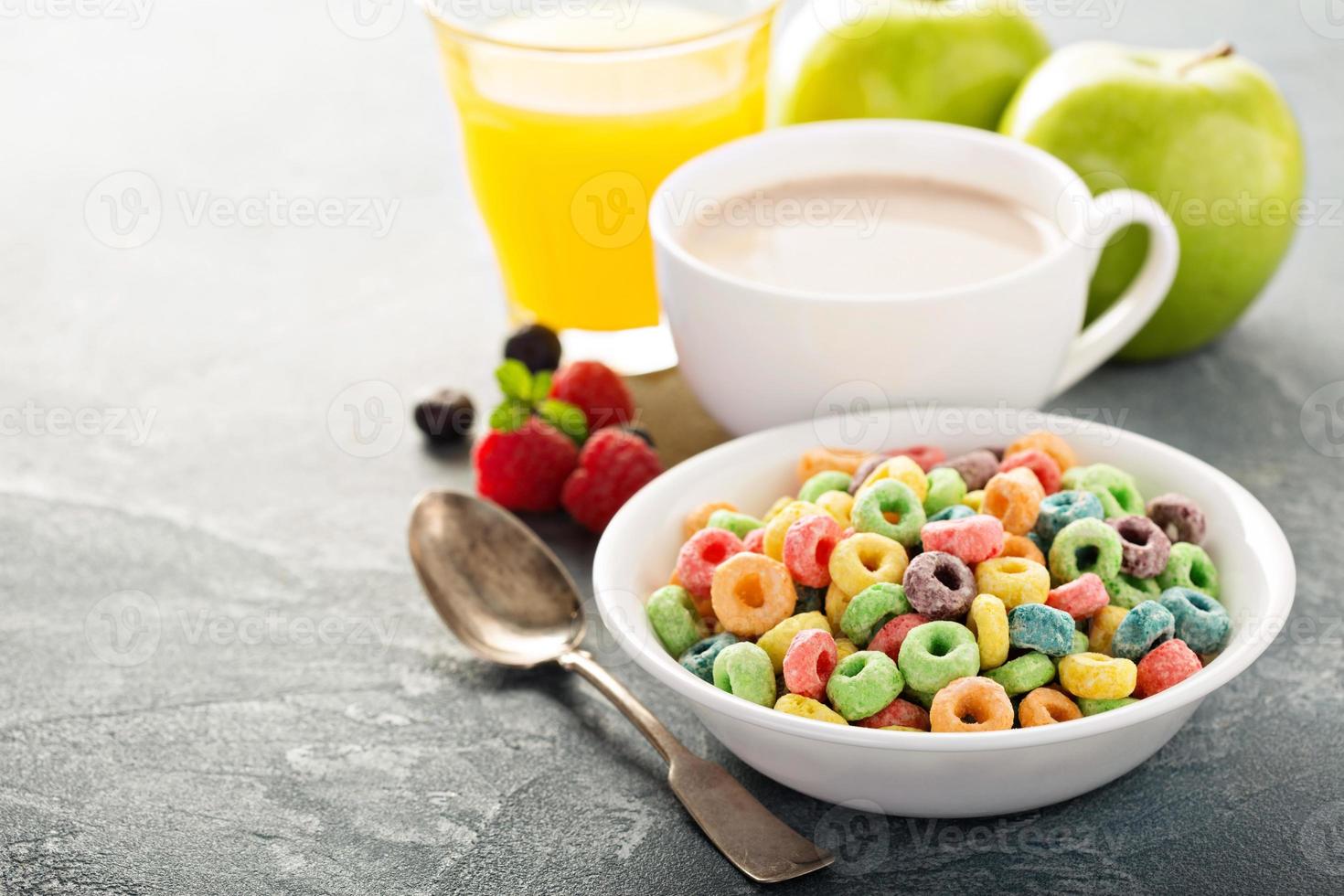 Cereales dulces coloridos de frutas con jugo y cacao. foto