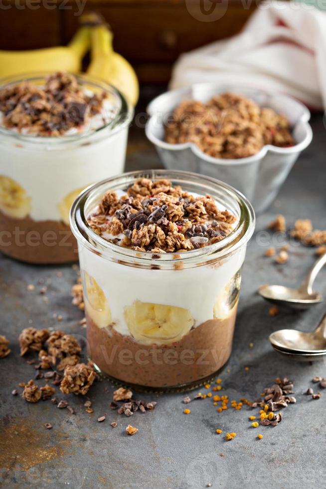 Parfait de pudín de chía y chocolate con plátano foto