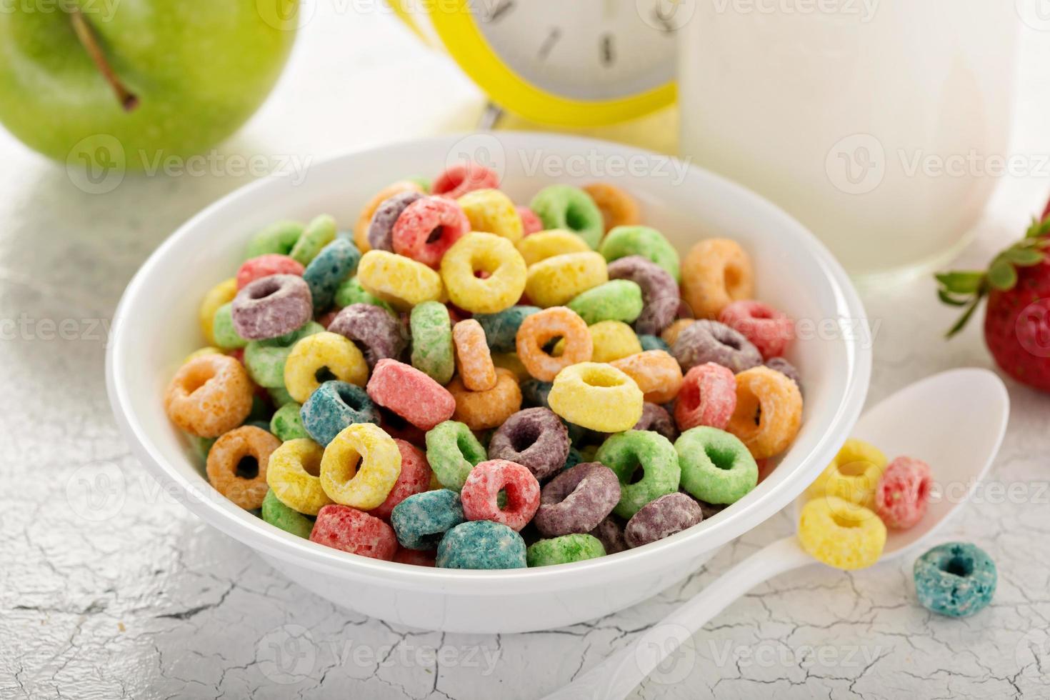 cereales dulces coloridos de frutas en un bol foto