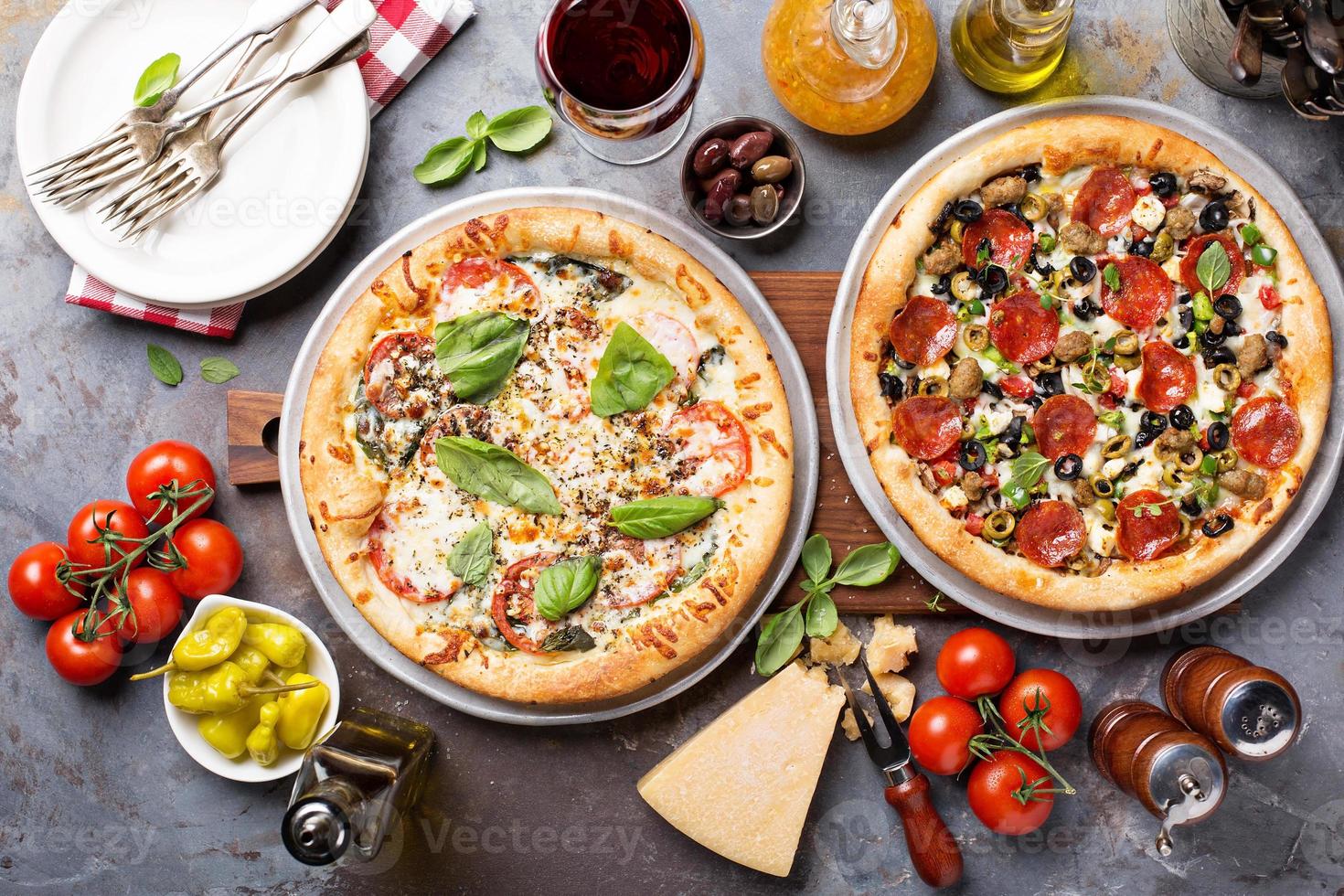 pizza margherita y pepperoni con albahaca foto