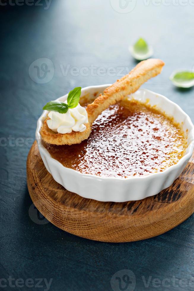 postre de crema brulee foto