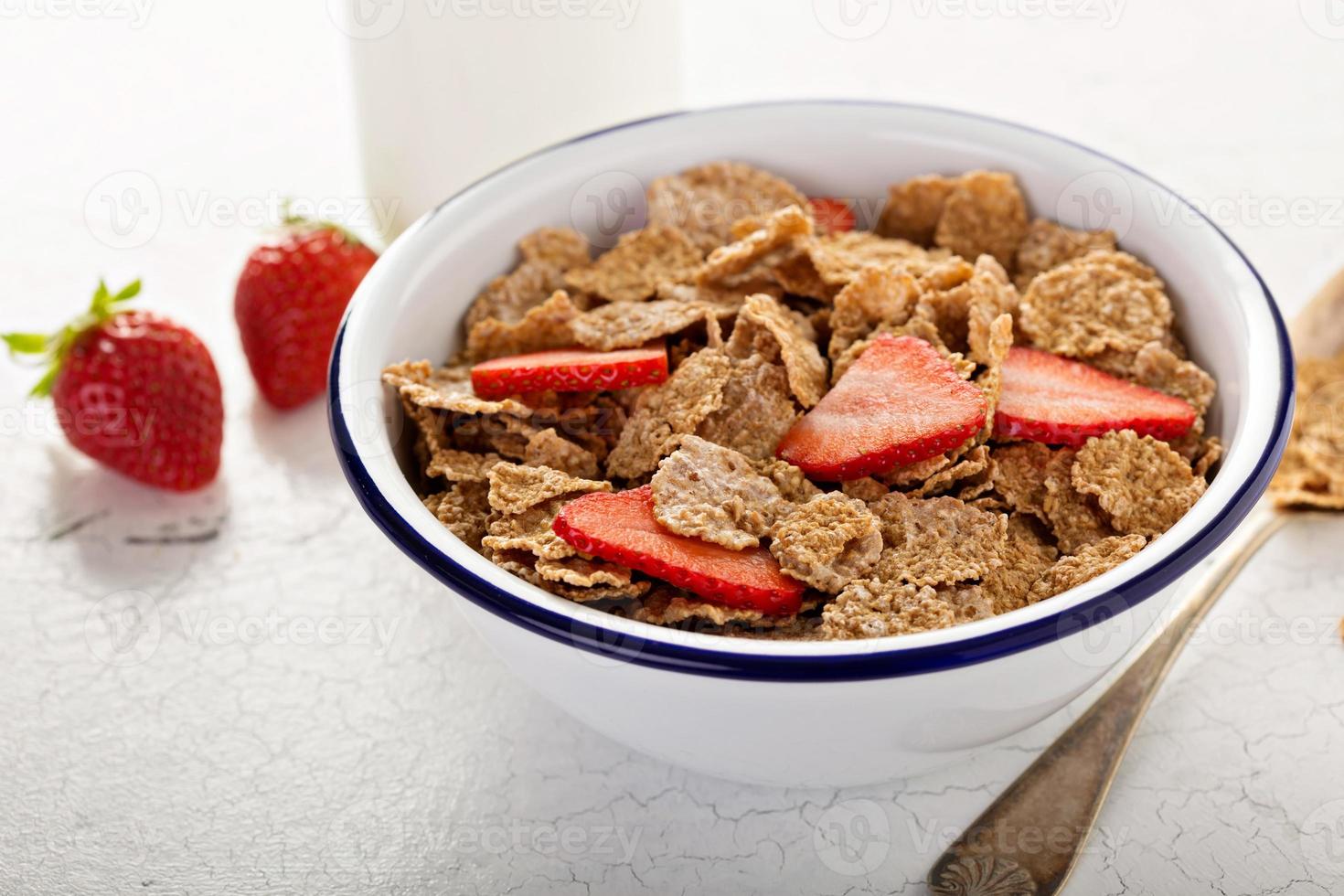 Multigrain healthy cereals with fresh berry 15756508 Stock Photo at