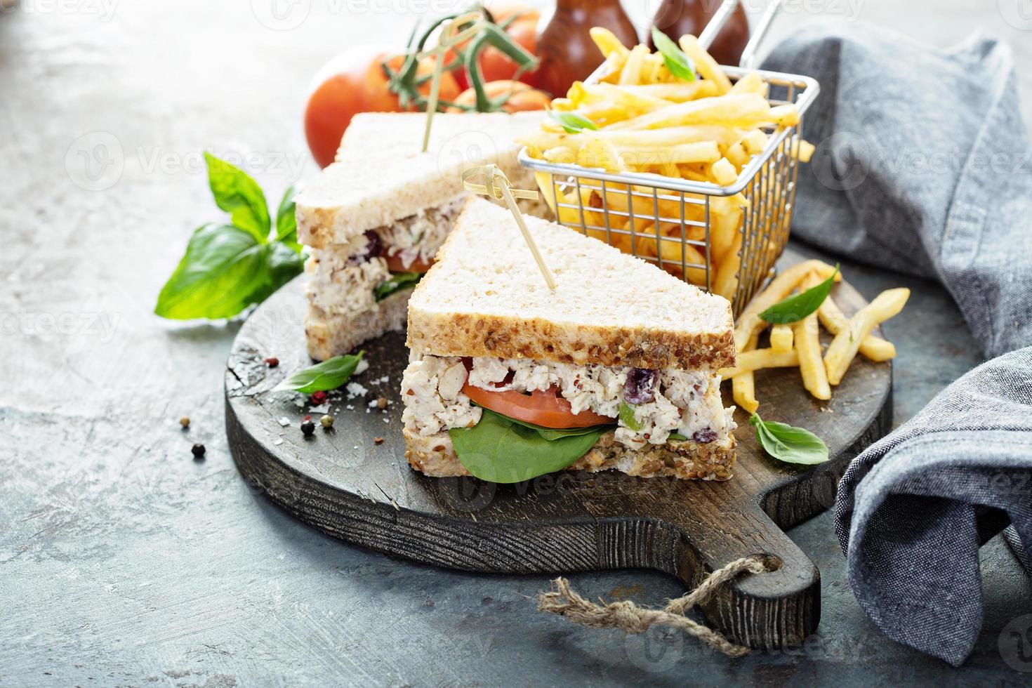 Sándwich de ensalada de pollo con espinacas y tomate foto