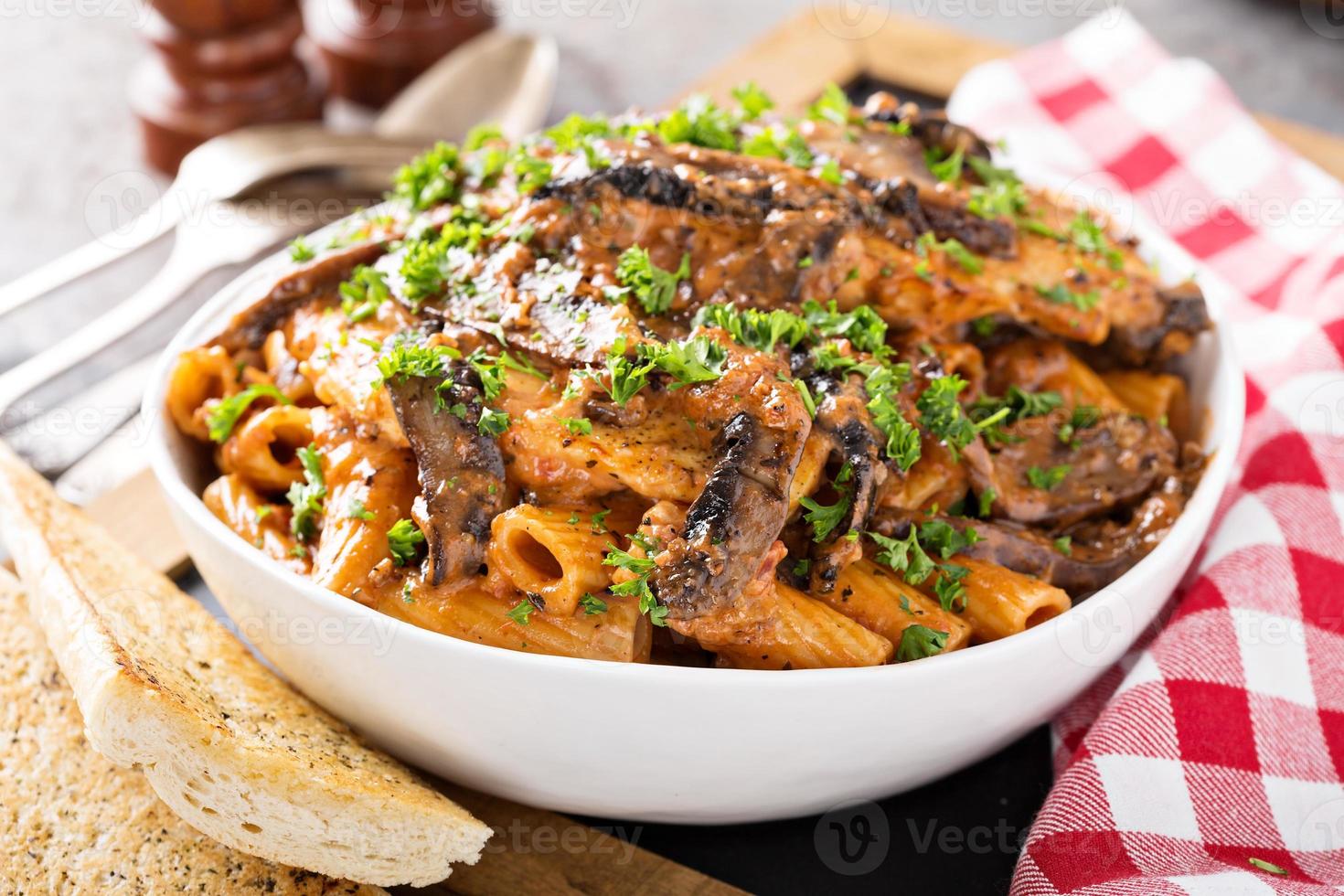 pasta de pollo al vodka con salsa marinara foto