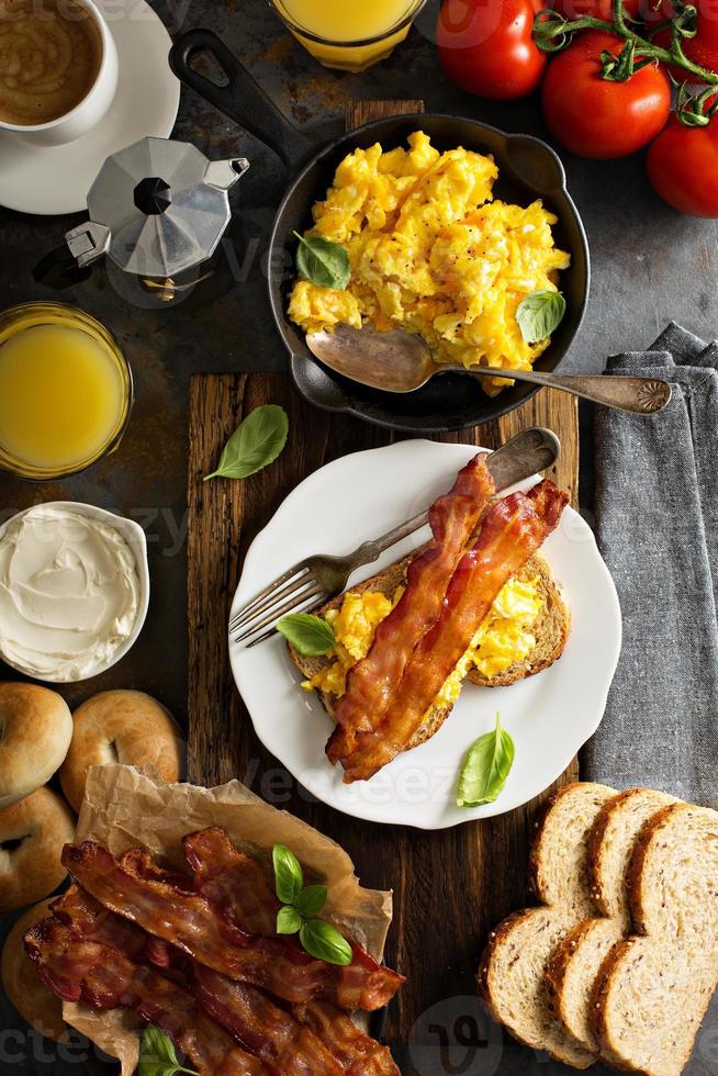 gran desayuno con tocino y huevos revueltos foto