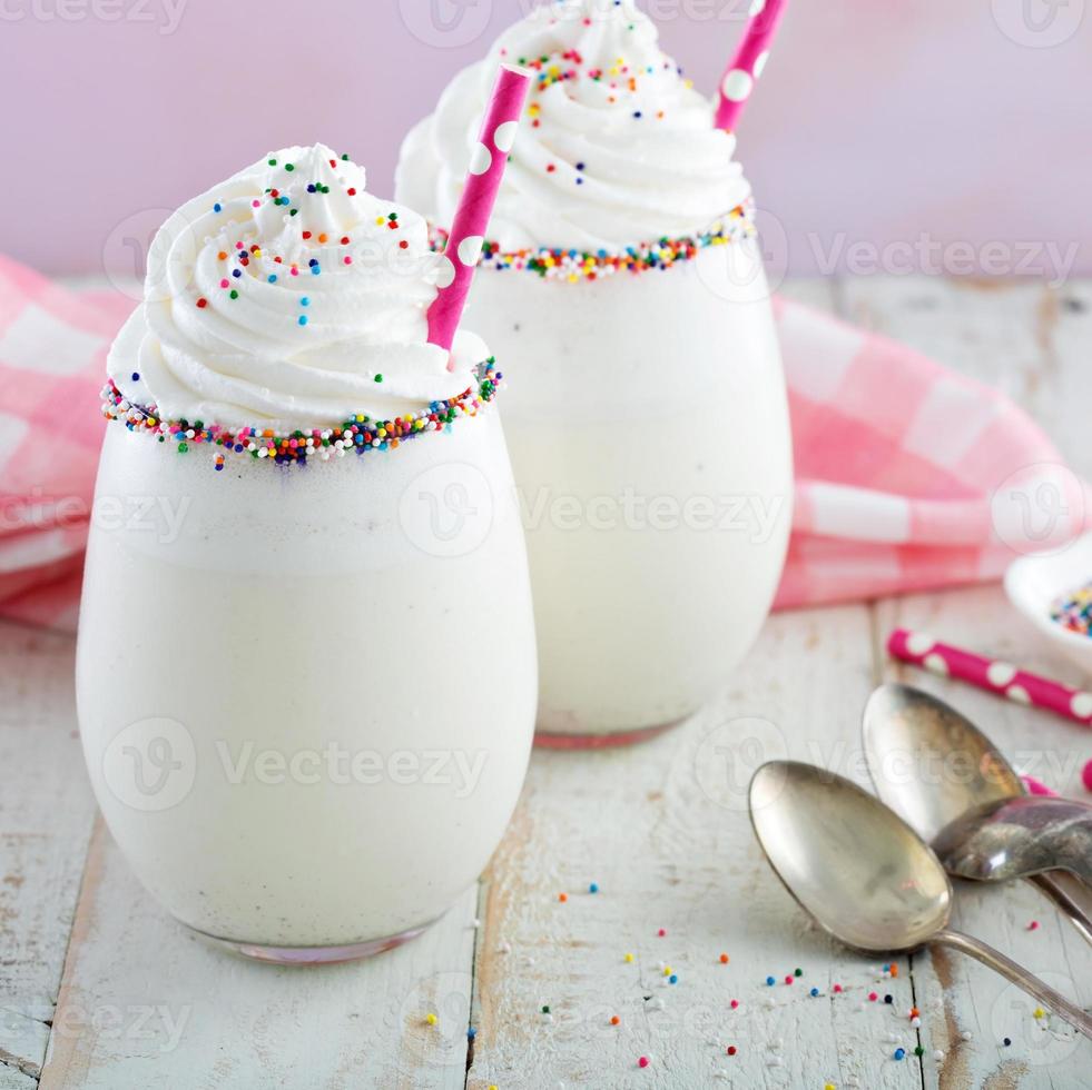 batido de vainilla con crema batida y chispas foto