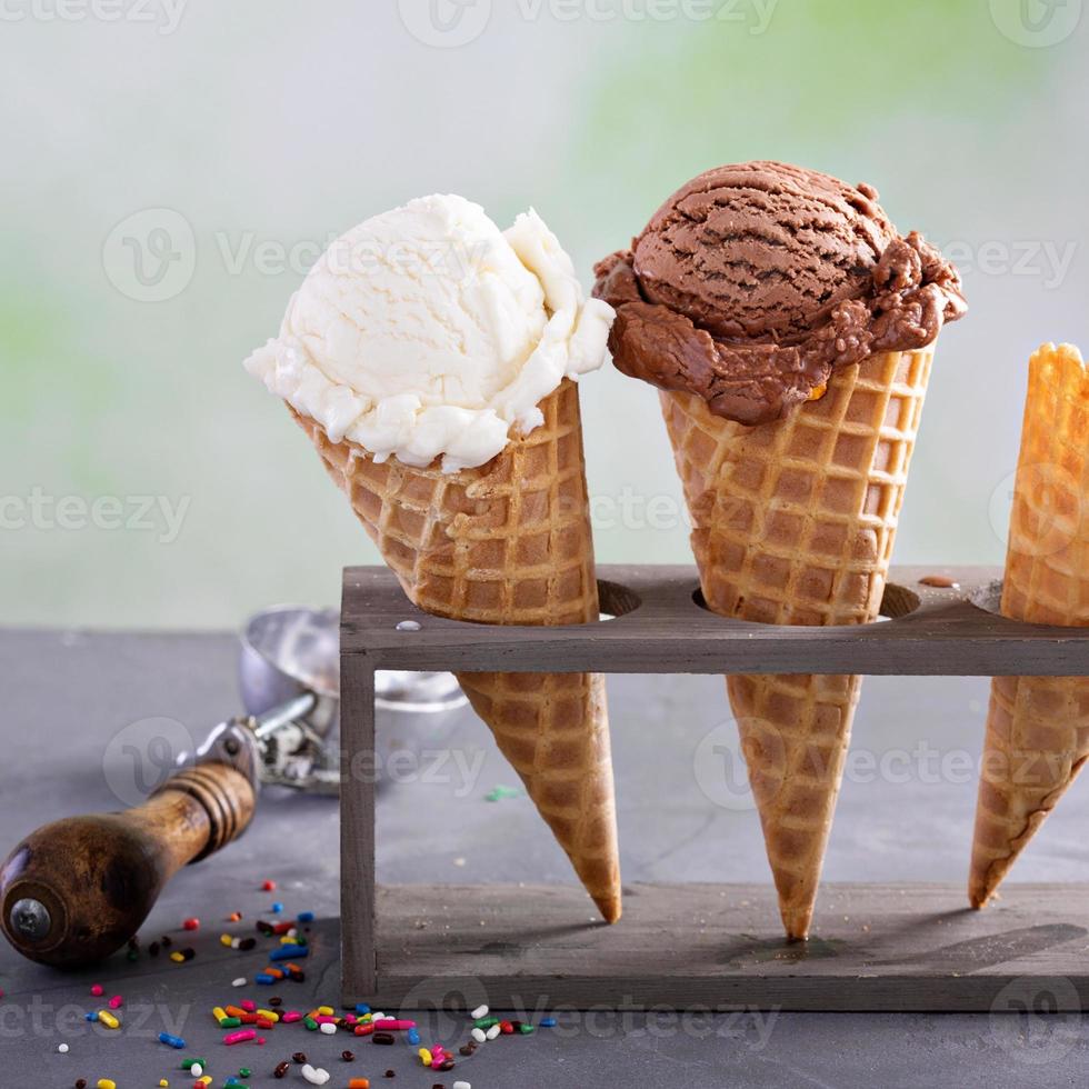 variedad de conos de helado foto