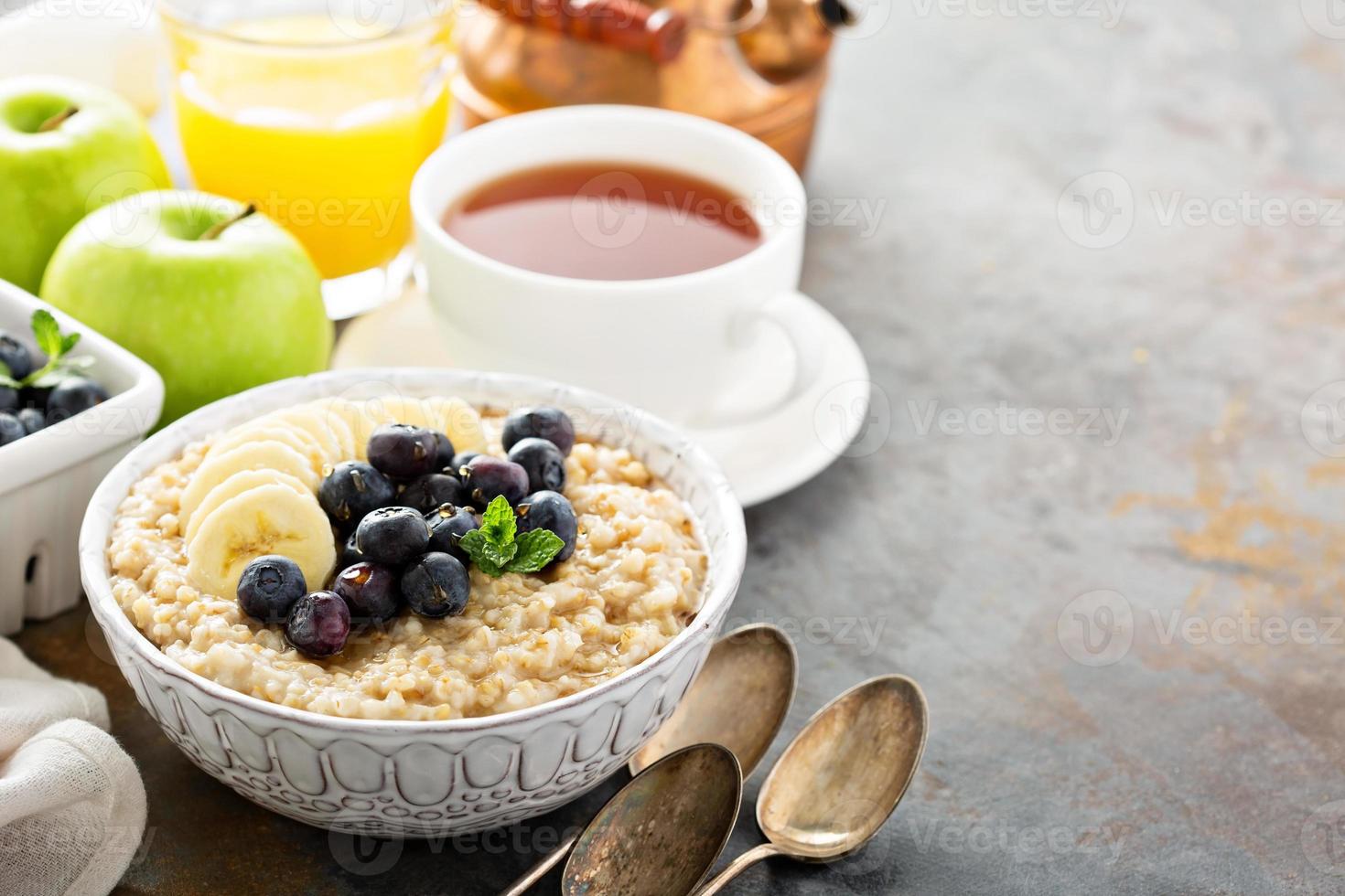 papilla de avena cortada en acero con plátano y arándanos foto