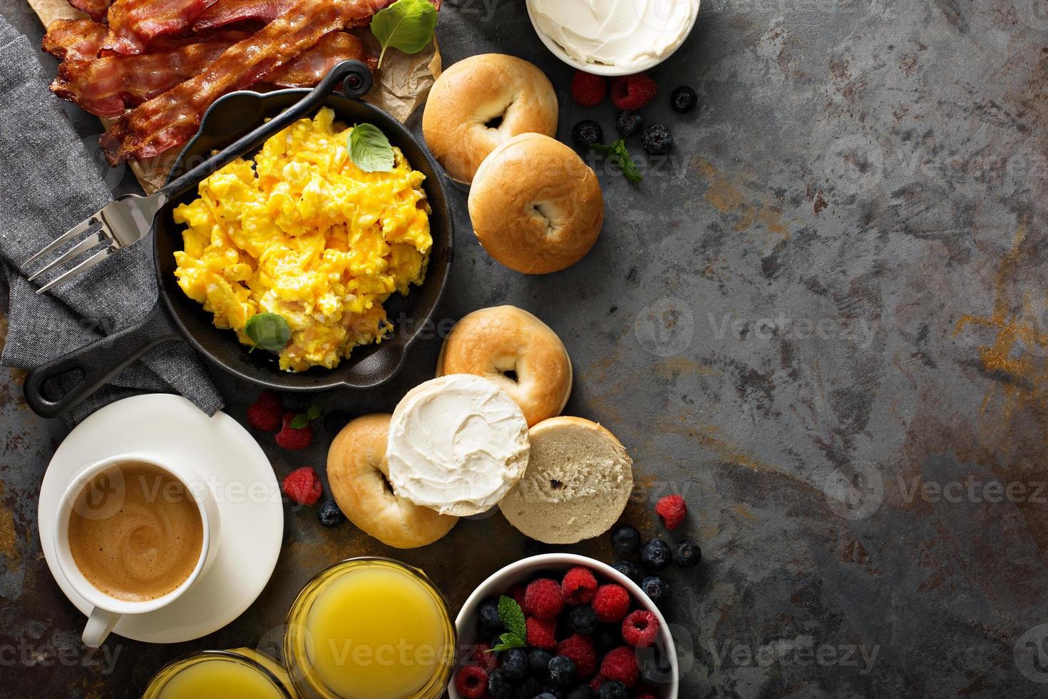gran desayuno con tocino y huevos revueltos foto