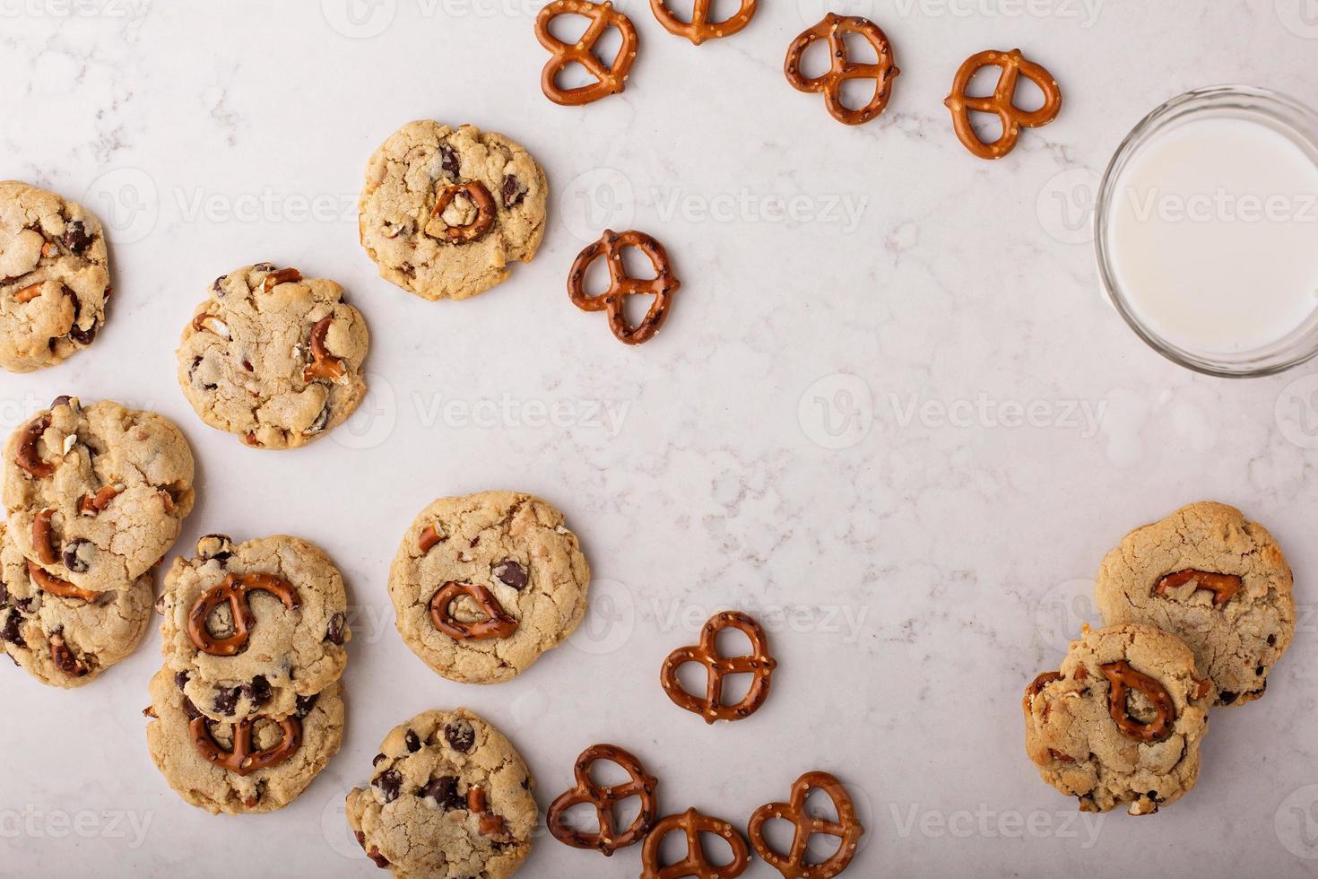 chispas de chocolate y galletas de pretzels en una mesa de mármol foto