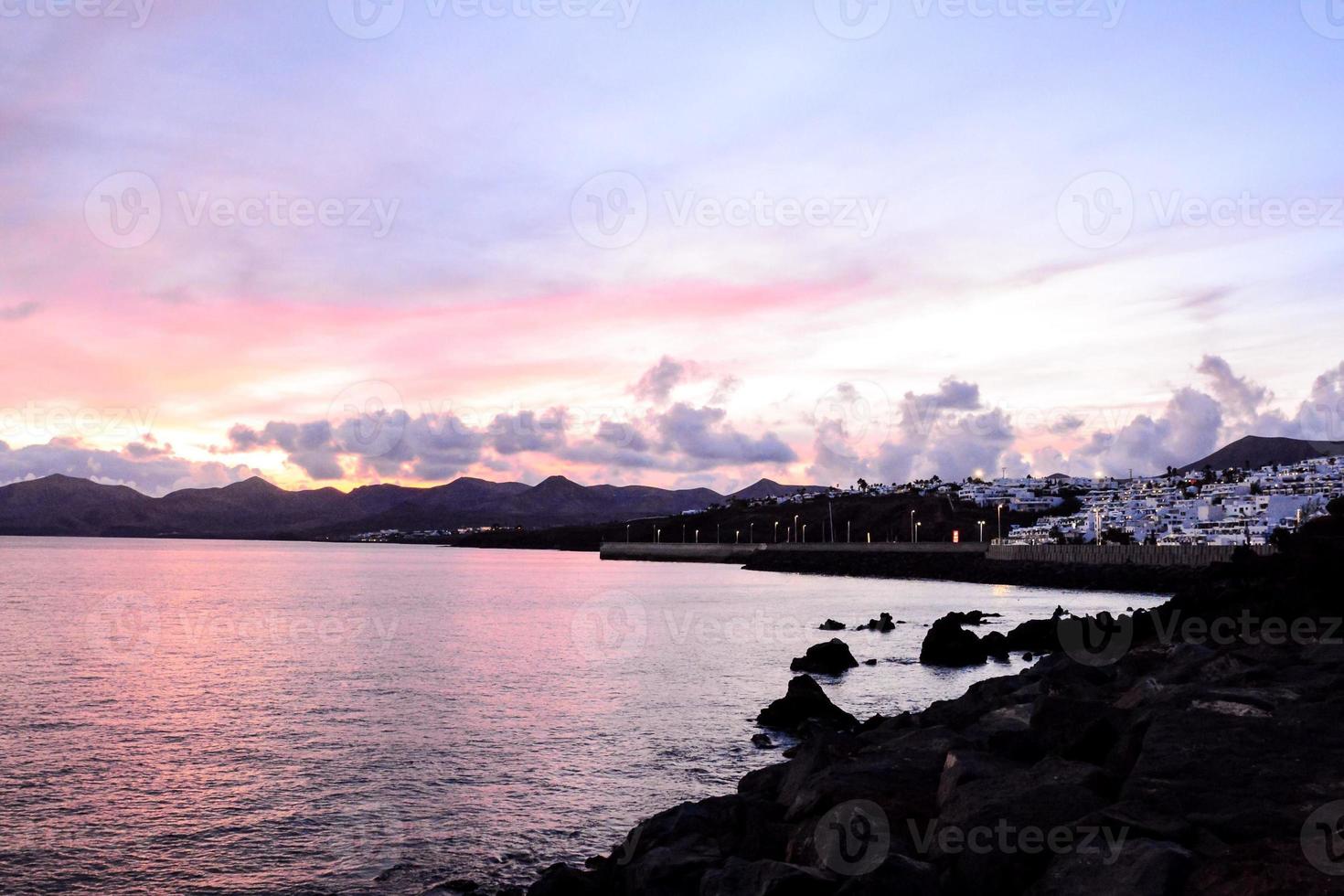 puesta de sol sobre el océano foto