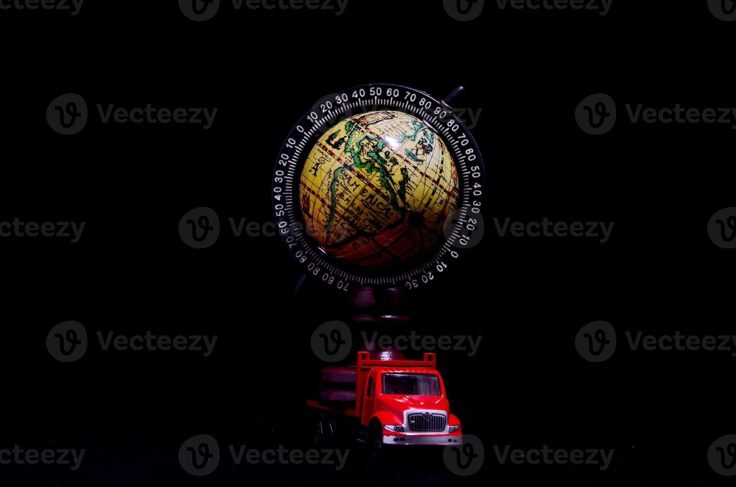 camión en miniatura y globo terráqueo foto