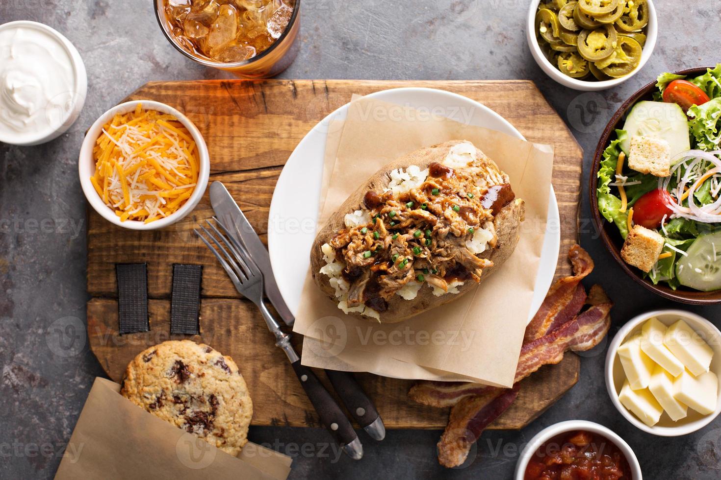 patata al horno con puerco desmenuzado foto