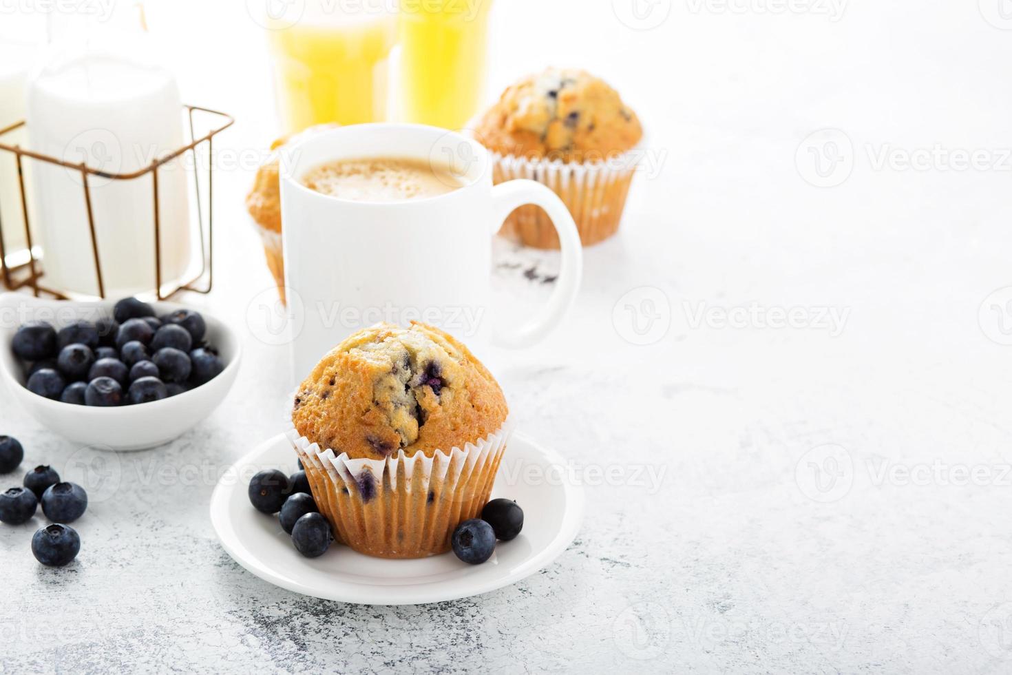 desayuno amplio y luminoso con muffin de arándanos foto