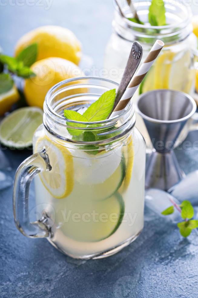 limonada cítrica enriquecida en tarros de albañil foto