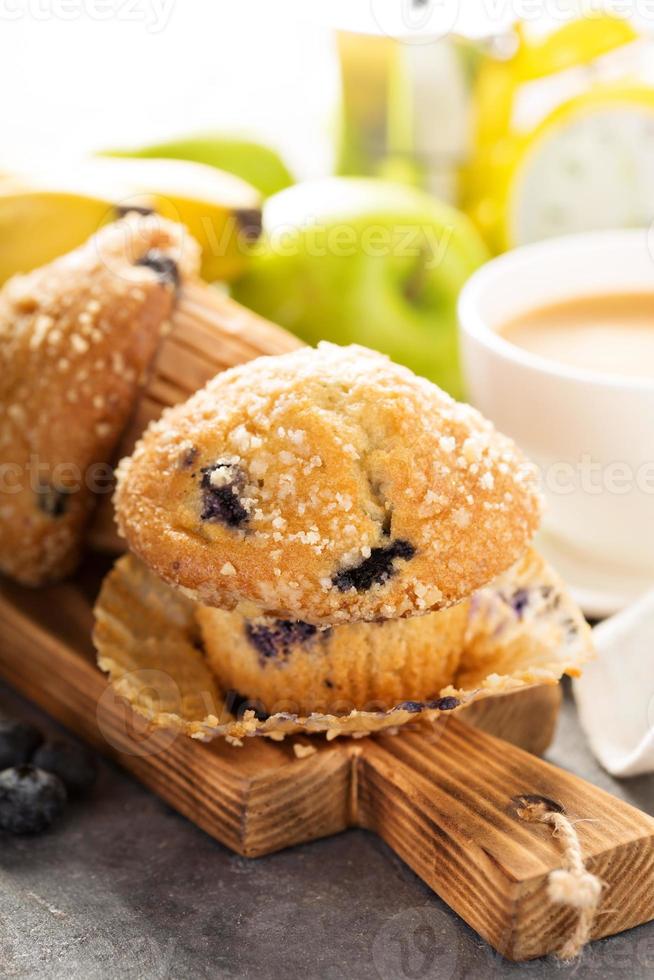 muffins de arándanos y plátano con café para el desayuno foto