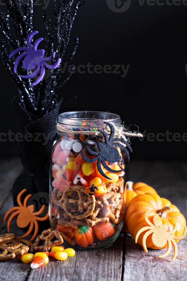 dulces y bocadillos de halloween en un frasco foto