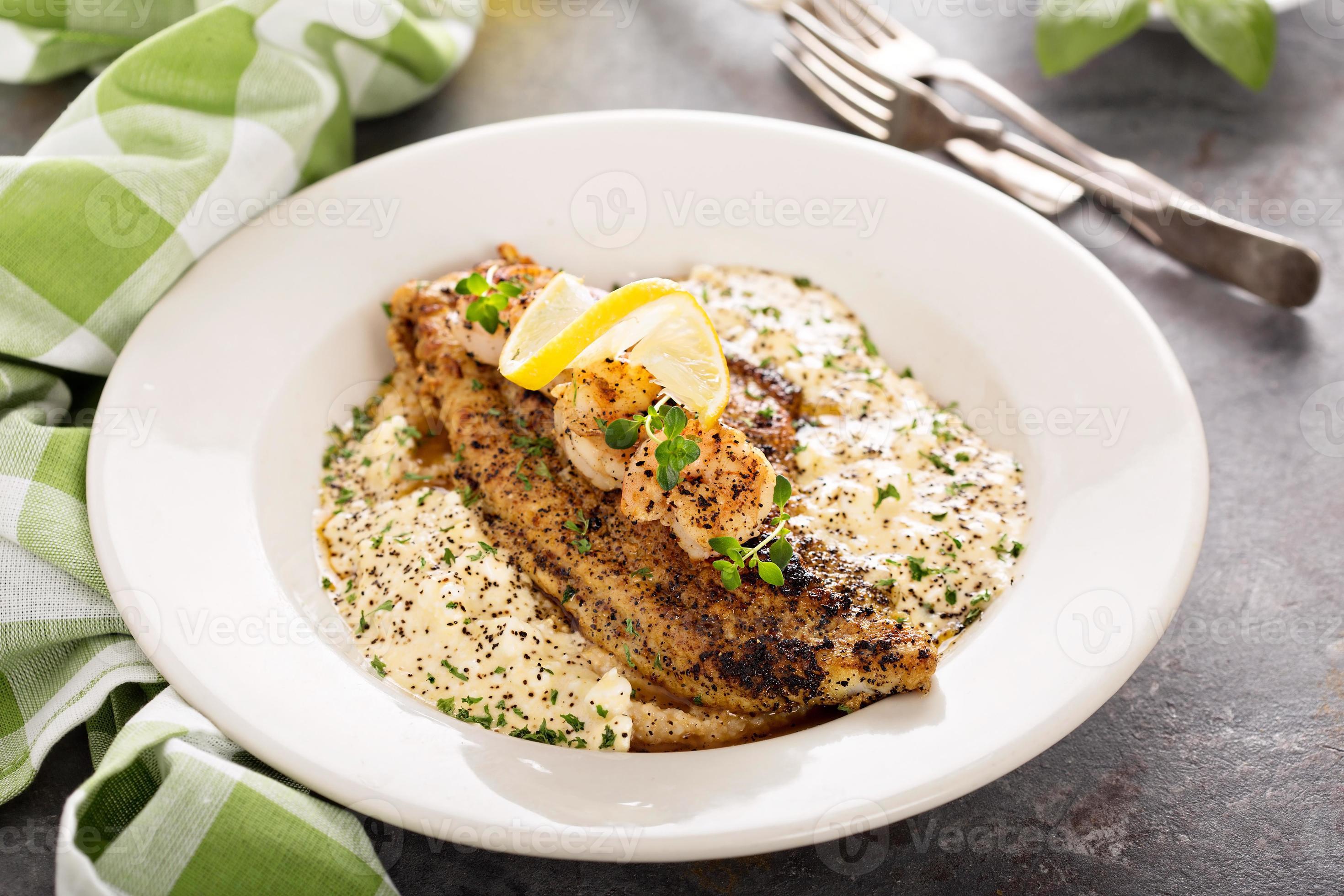Grits with fried fish and shrimp 15758838 Stock Photo at Vecteezy
