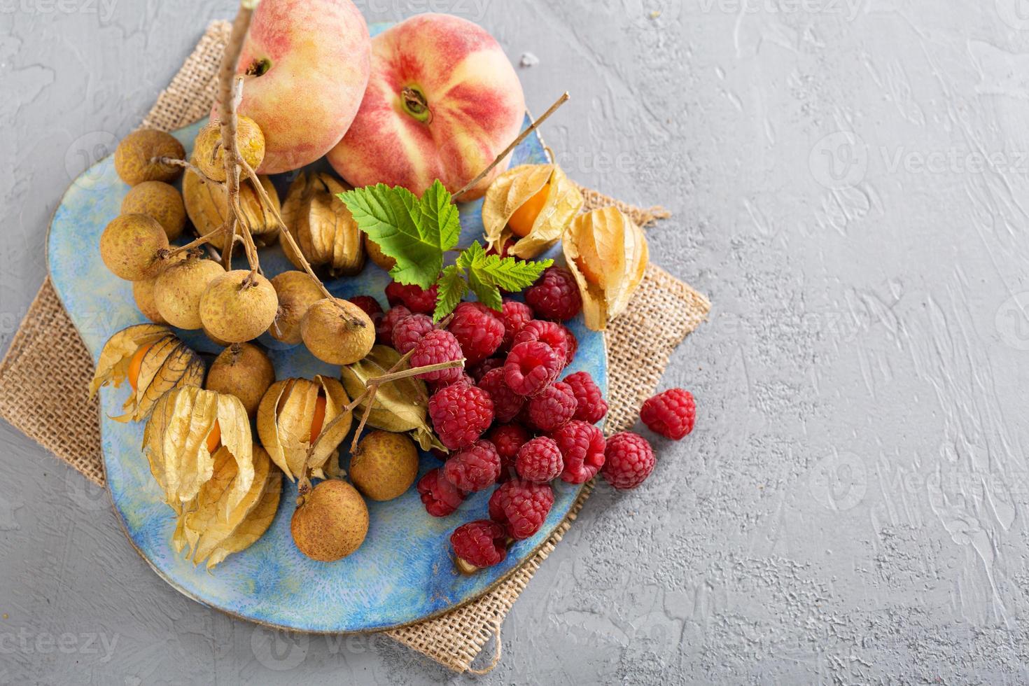 plato de frutas tropicales con mango y duraznos foto