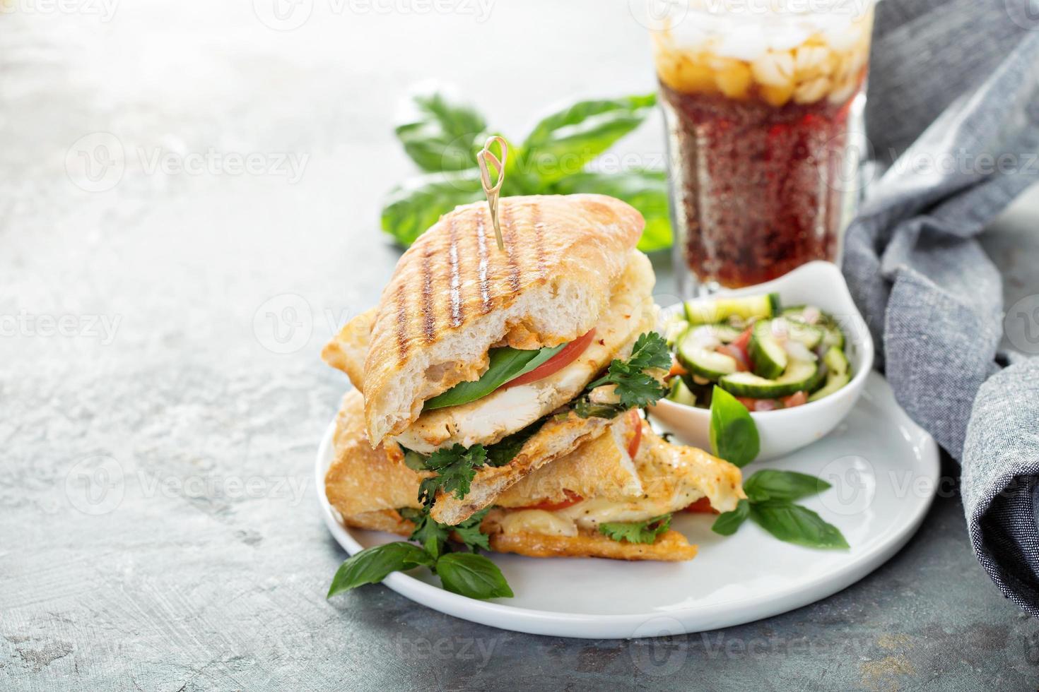 Sándwich de panini a la parrilla con pollo y queso foto