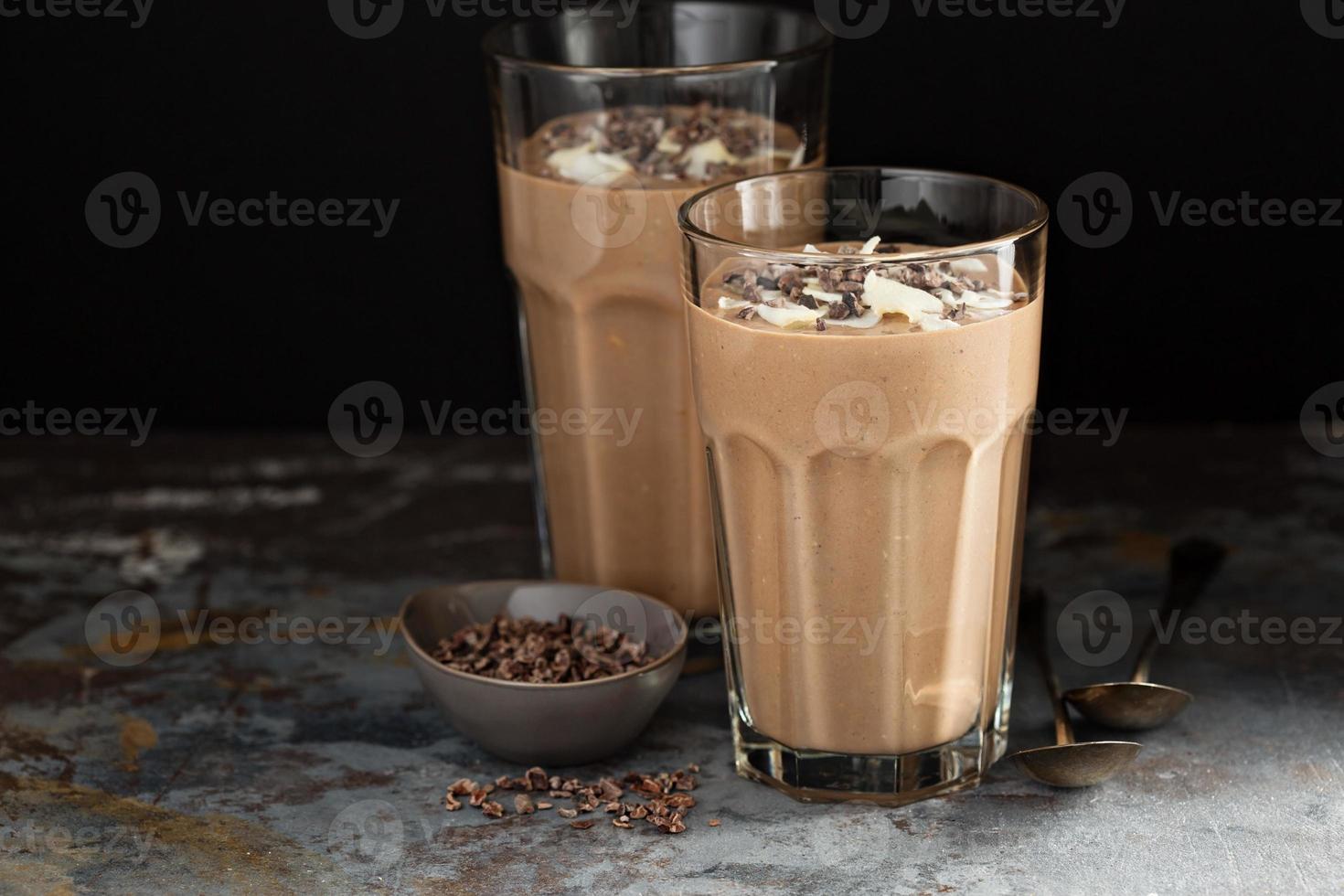 Batido de plátano y chocolate con nibs de cacao foto