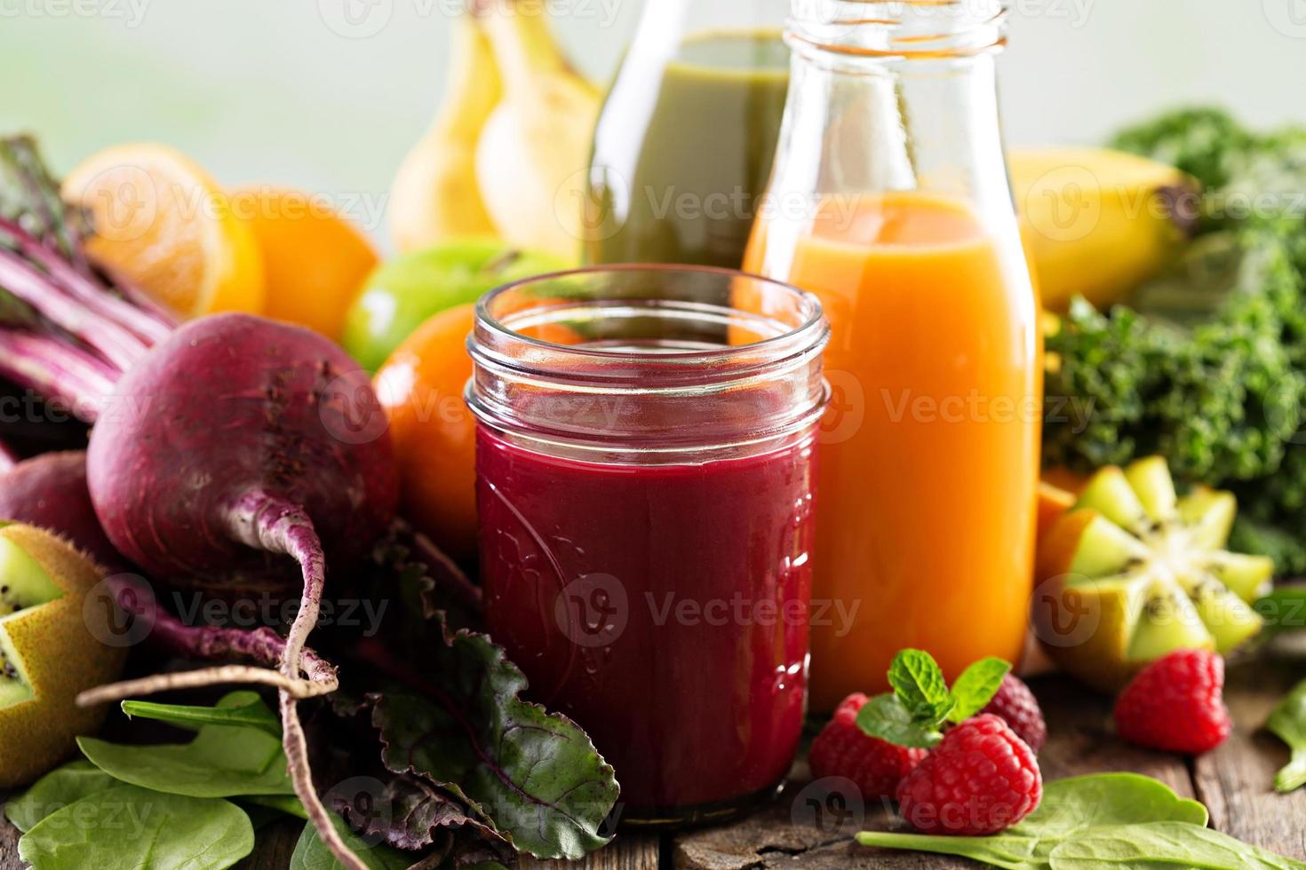 jugos de frutas y verduras frescas con remolacha, bayas y verduras foto