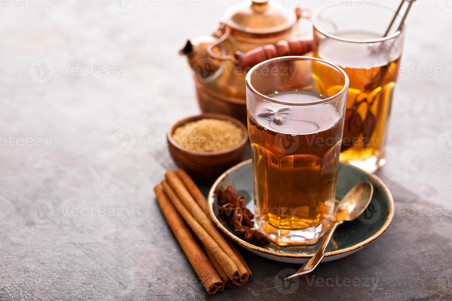 té dulce caliente con canela foto