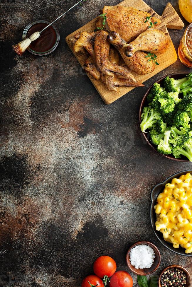 cena de verano con pollo a la parrilla foto