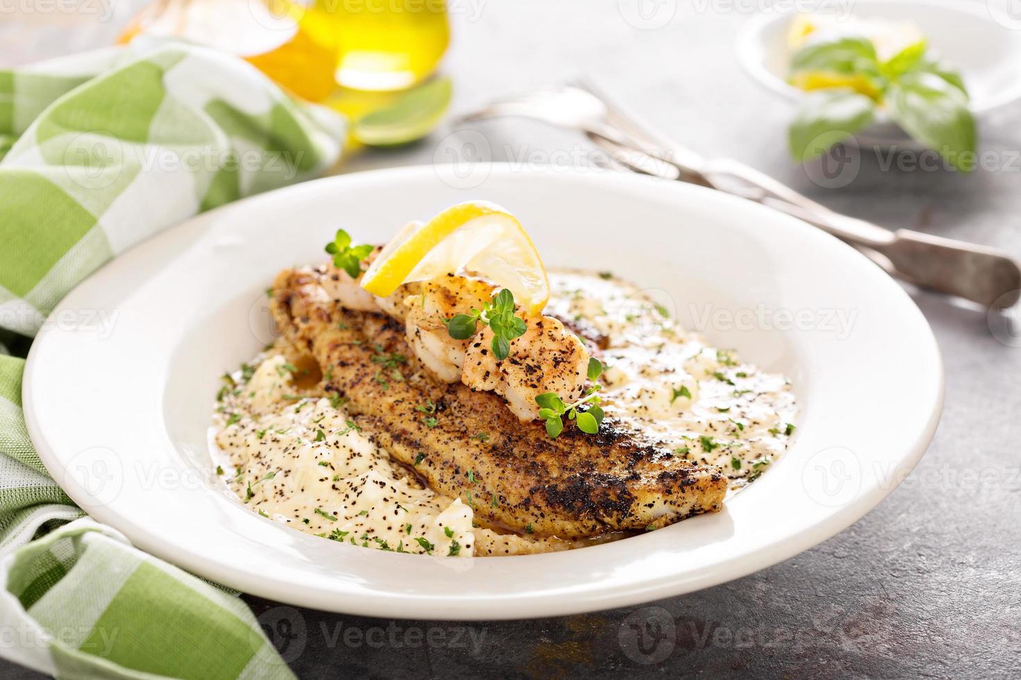 sémola con pescado frito y camarones foto